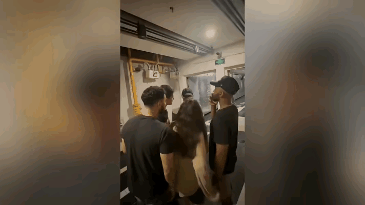 真得给这新疆小伙竖个大拇指！谁能想到几个老外敢在中国地盘上对国人言语不敬，还好遇