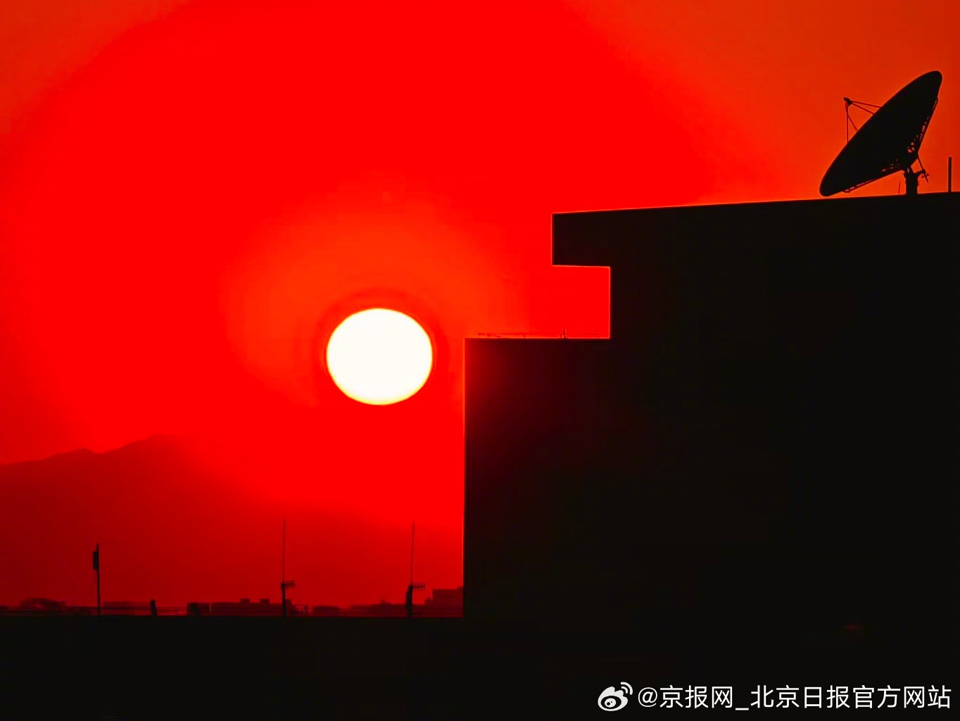 【#北京晚霞祝你初二快乐#】#北京夕阳续杯今日快乐# 2月18日，大年初二。北京