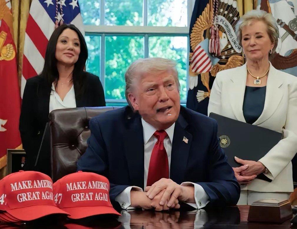 美联社：4月21日，美国劳工部长洛丽·德雷默被解除职务（自己辞职）她已经被内部调