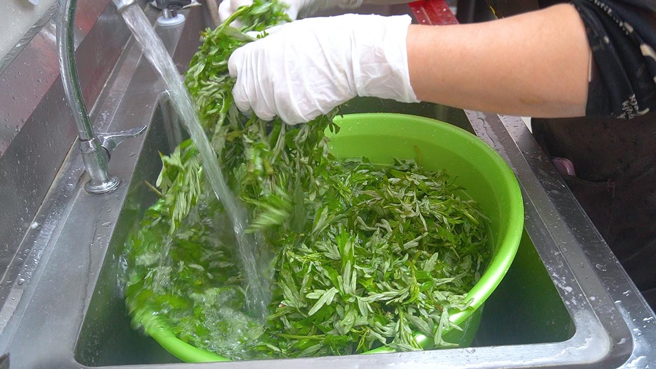 福建人的春天，是从一枚青团开始的。清明前后，闽南人家家户户飘起艾草的清香，那是春