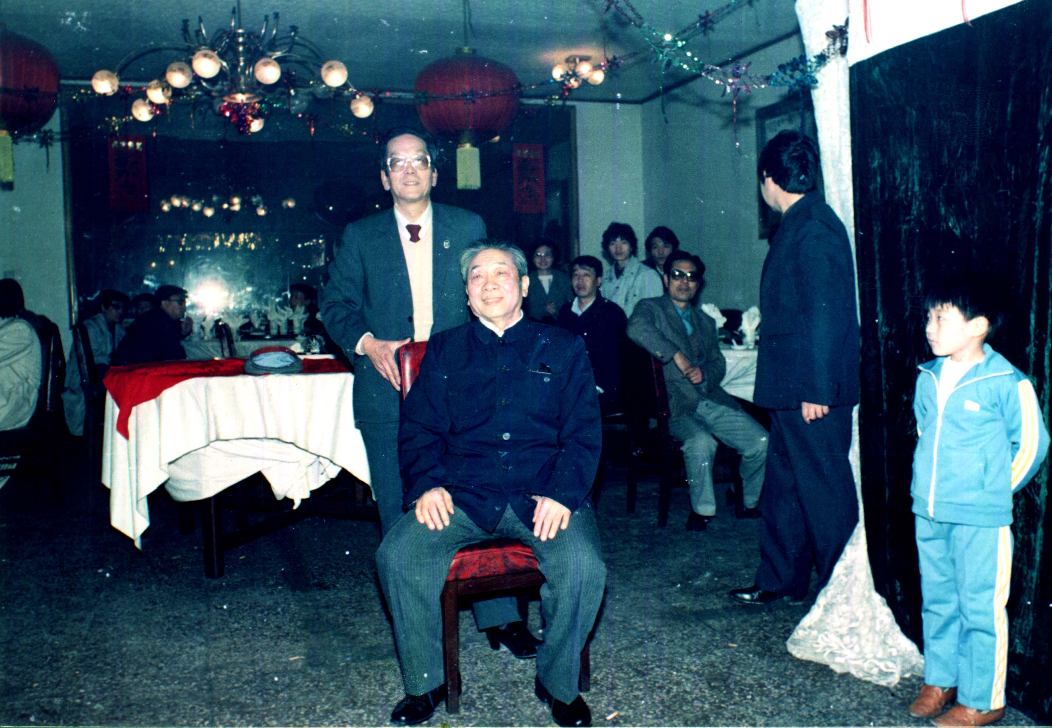 1987年赵津生拜师范振钰先生现场照片 