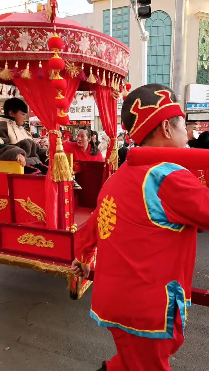 抬花轿，正月十五闹元宵。
我看不见，这人太美了。