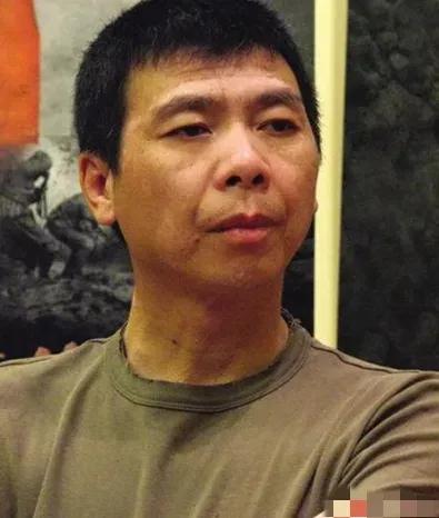 2000年，冯小刚开着豪车去看望瘫痪在床的母亲，照顾了母亲16年的姐姐小心翼翼地