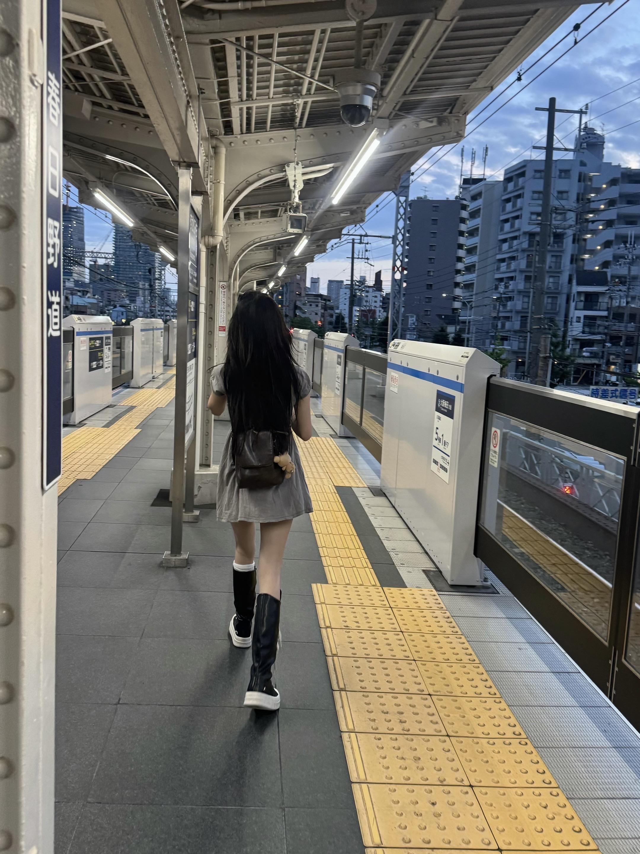 嗯