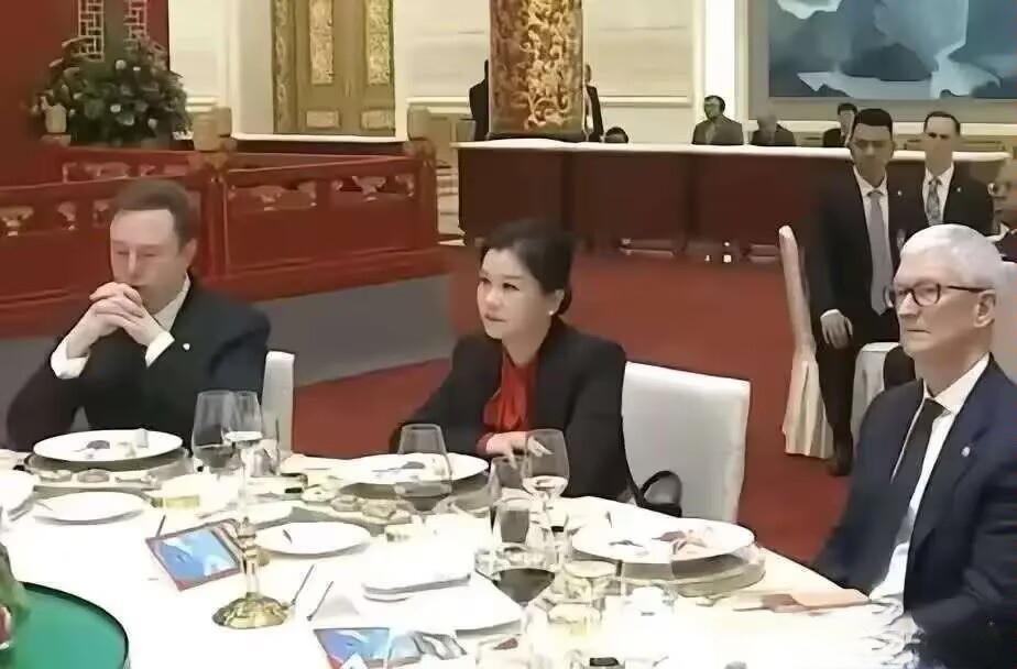 很多人好奇坐在马斯克和库克中间的女人是谁？她叫周群飞，早年出生于湖南湘乡，大专学
