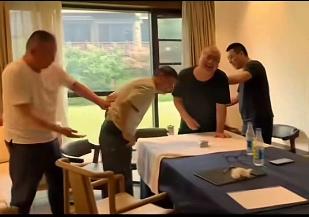 看看商超界天花板的老板，这就是不一样的于东来！笑死我了[捂脸][捂脸]
    