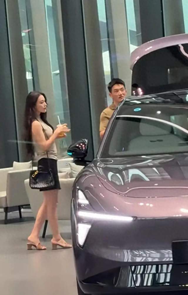 张馨予陪老公看15万SUV！何捷身材管理真好，俩人越来越有夫妻相