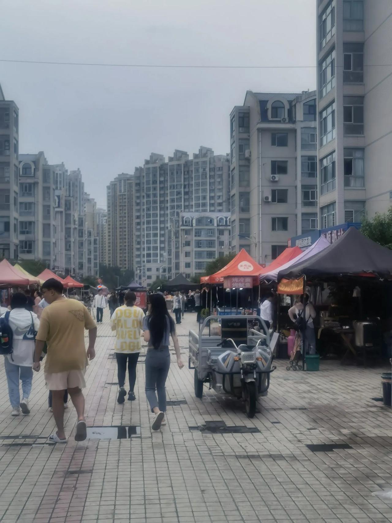 紧挨着群力，开在小区里的“菜市场”堪称一绝！有人觉得它特别方便，也有人觉得受到环