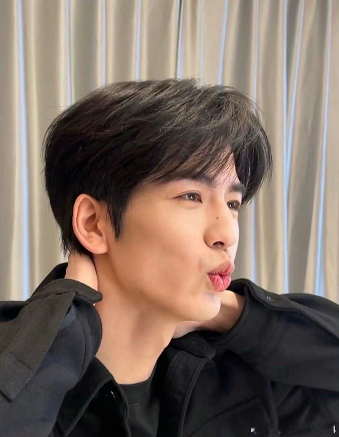 凌探未来 张凌赫外形条件真的没得说，颜值高挑好看。性格沉稳三观端正，低调踏实不作