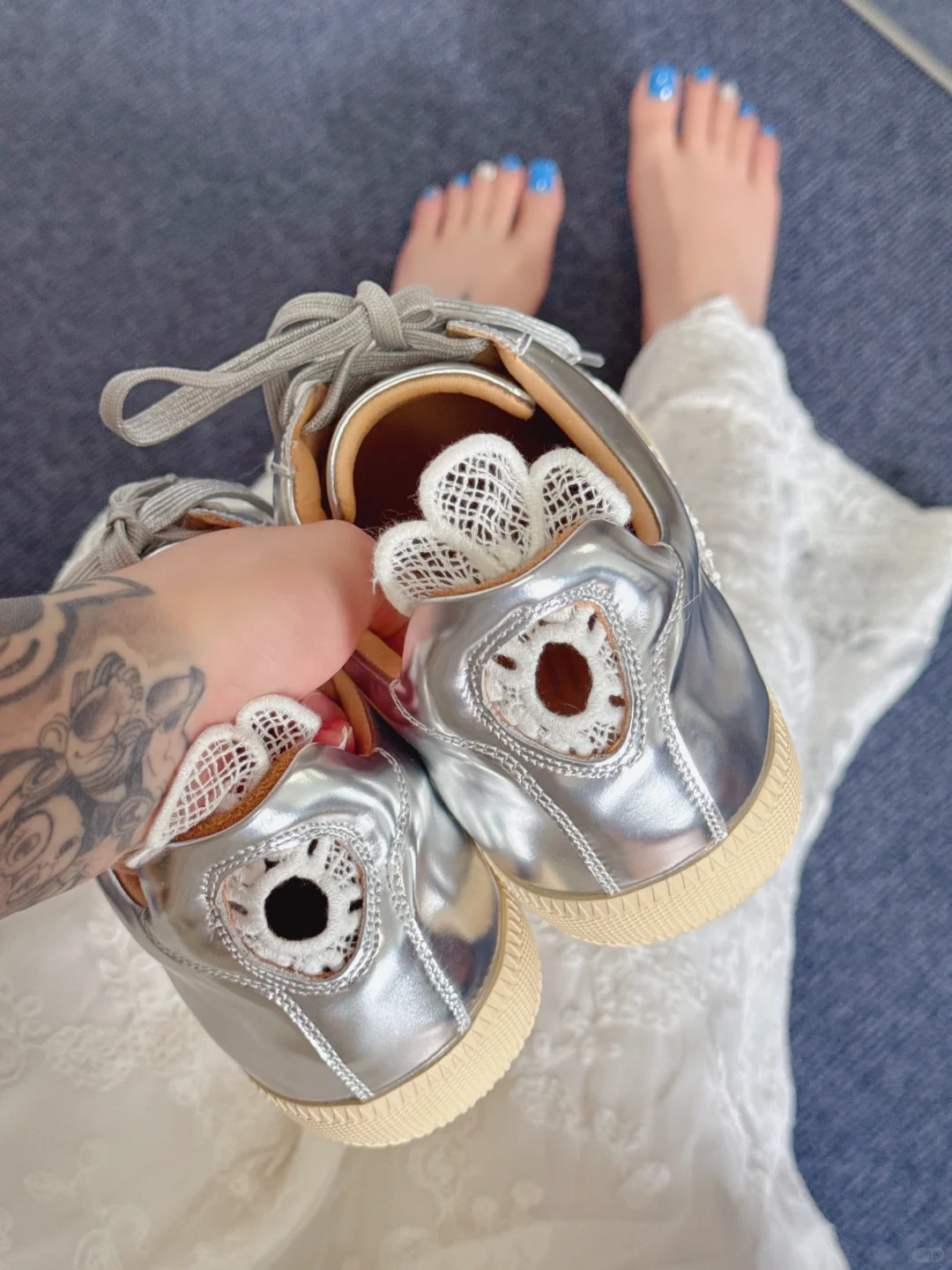 今天德训鞋配蕾丝？