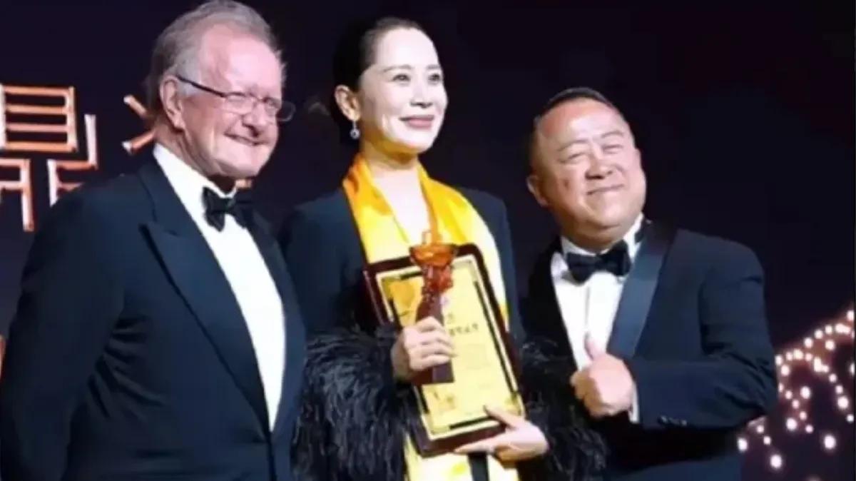 在一次公开场合，71岁的曾志伟三次伸手轻抚海清的脸庞，这一举动引发了广泛关注。尽