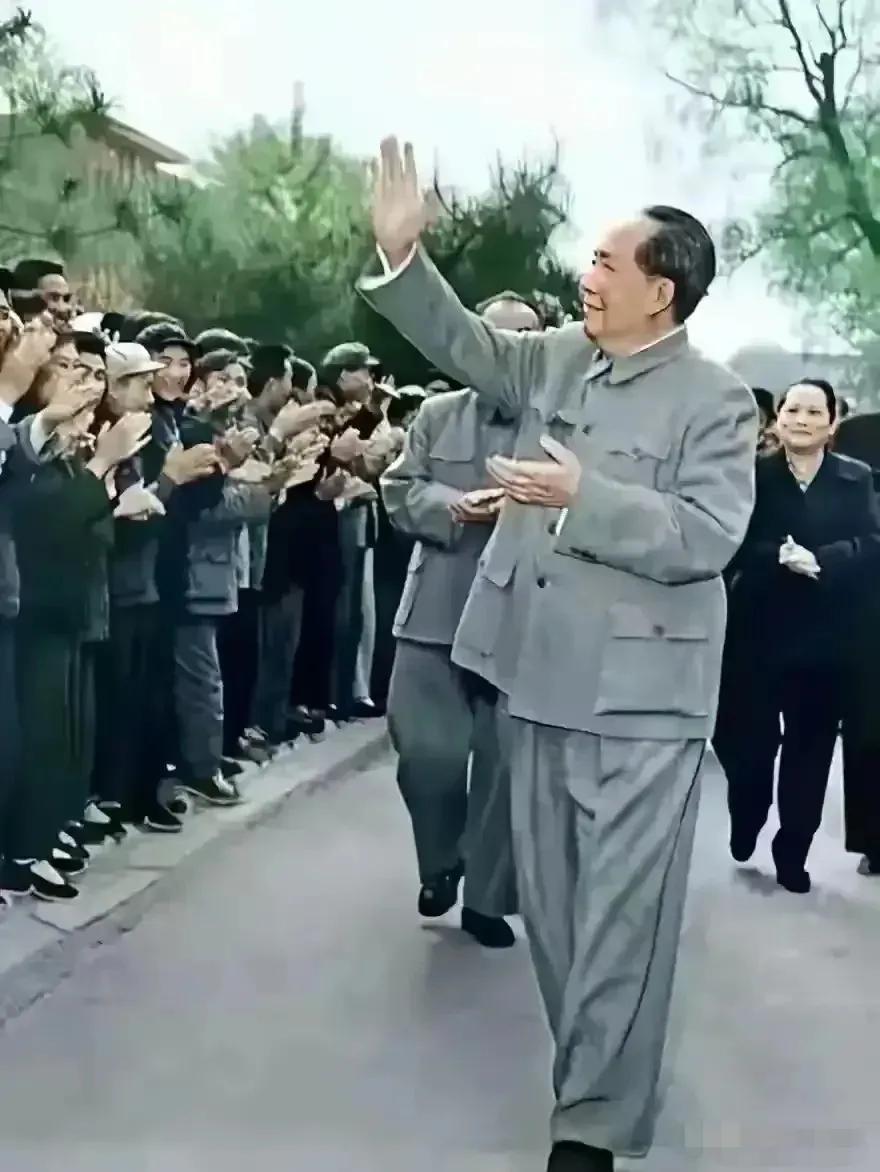 【光之所向，心之所安】老辈人总爱坐在藤椅上，摩挲着泛黄的相册，讲起那年在村口见到