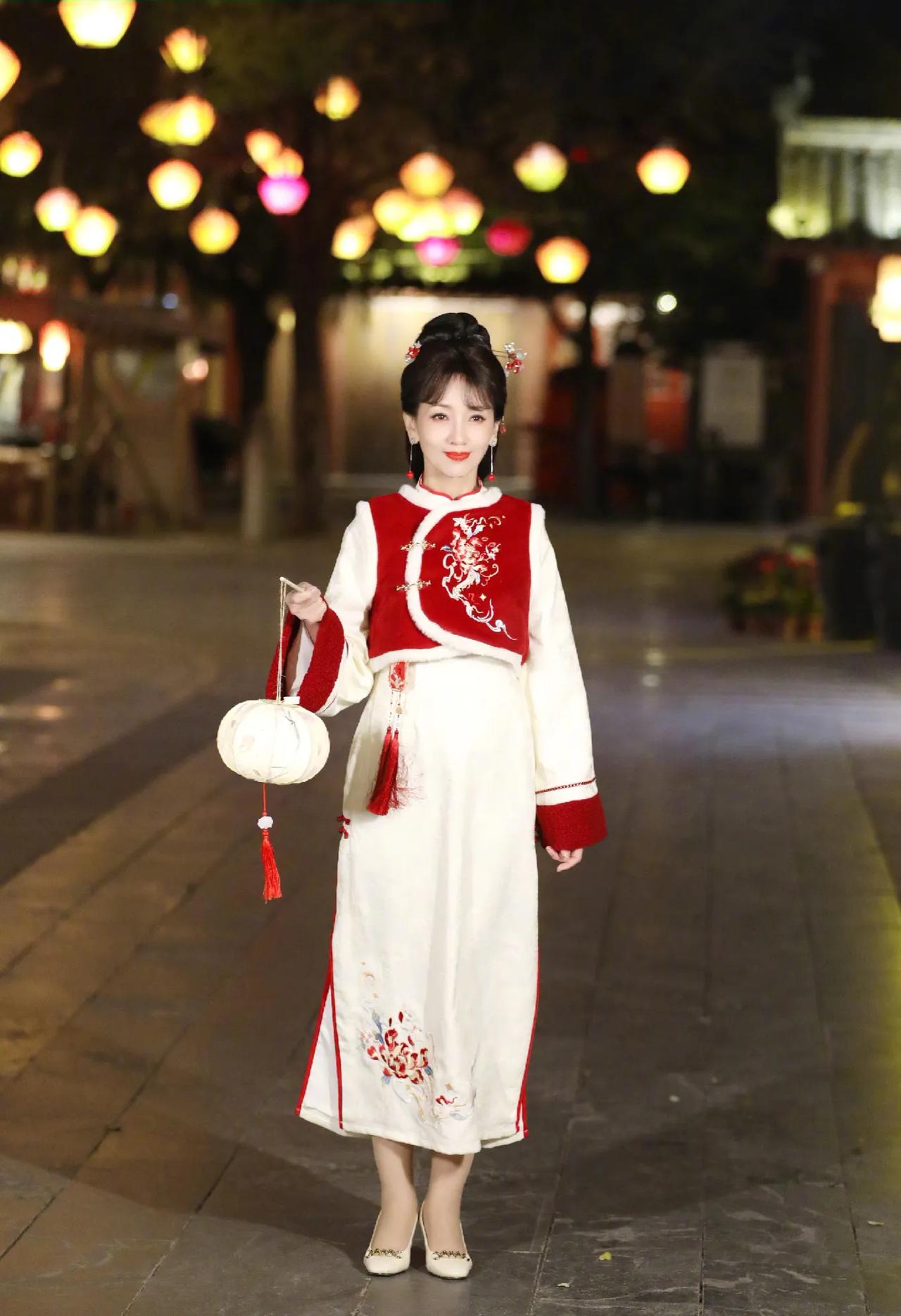 被赵雅芝甜到了，这哪里是70岁的老人，明明就是小姑娘[尬笑]。赵雅芝身穿一袭红色