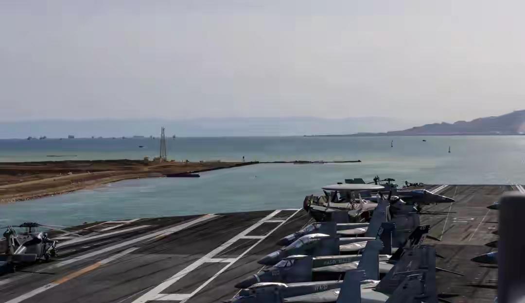 别再只盯着伊朗！美媒：胡塞武装终于下场，美国航母面临击沉风险