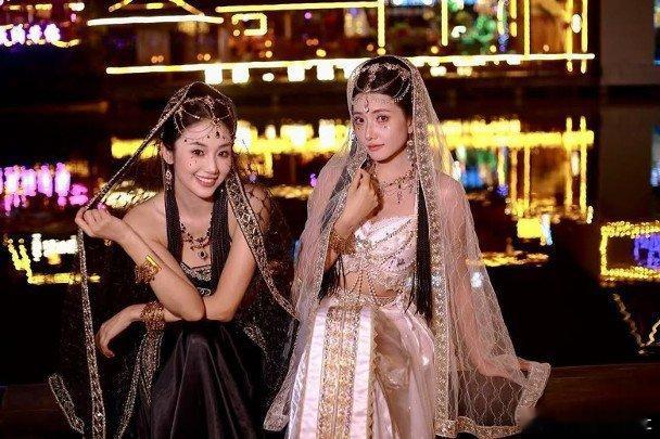 藝人劉溫馨與湯加文早前到雲南西雙版納，兩人換上一白一黑的民族服裝，並化上網紅妝進