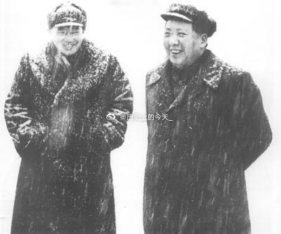 #文史老照片#1953年，罗瑞卿陪同毛泽东在雪中。 ​​​