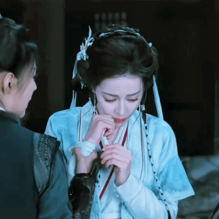 迪丽热巴也闯进好凉赛道了粉丝说楚楚可怜娇弱的模样一毛一样，你们觉得呢？ 