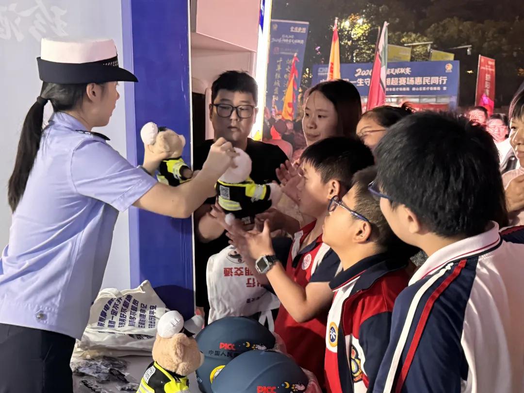 益阳交警借力湘超主场赛事开展沉浸式交通安全宣传活动