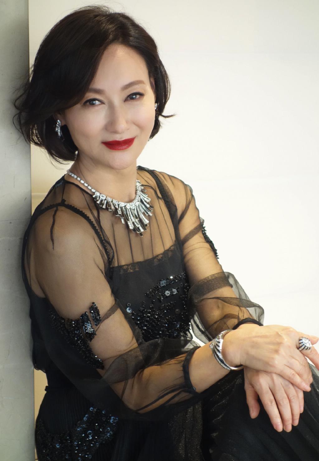 一位医院护工说：“一个生活不能自理的老人躺在床上，你去日夜不分地照顾两个月，你就