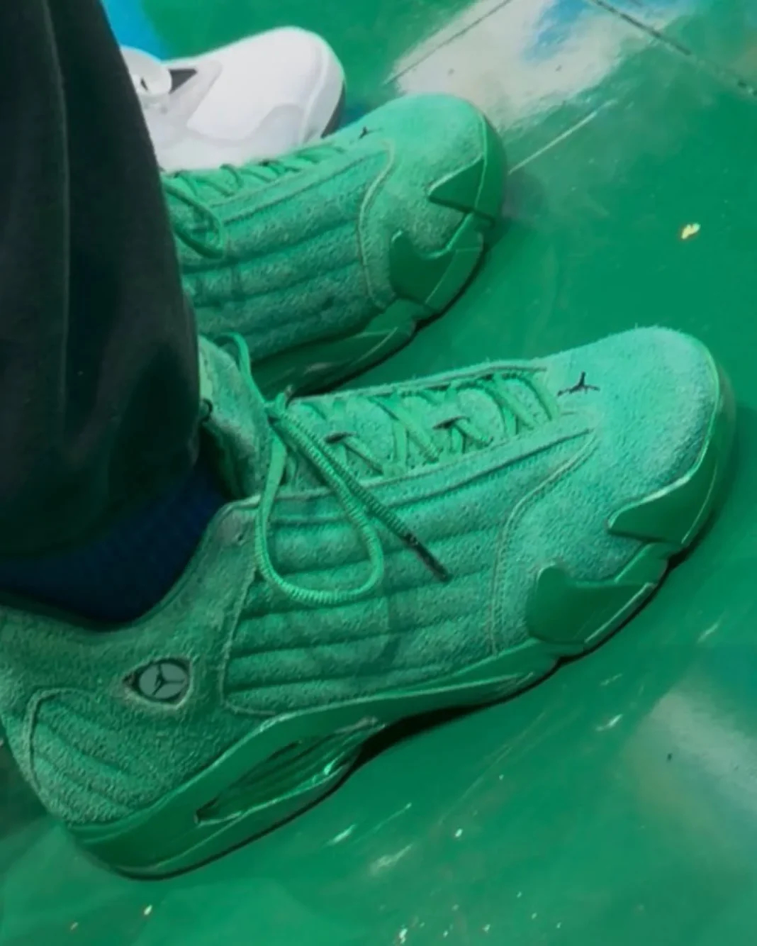 NFL的球员Michael Crabtree上脚了一双Air Jordan 14