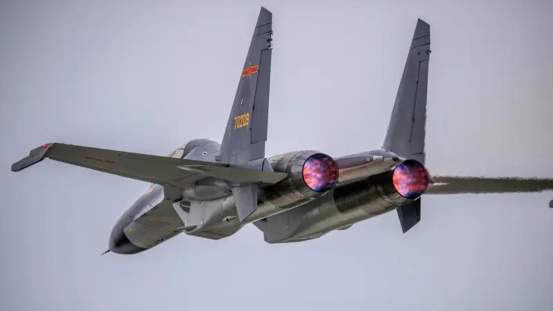 歼 - 36真的有可能改变未来空战形态！3月17日它再次试飞，照片流出后美媒直接