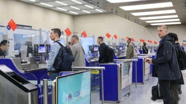 凤凰新闻【凤凰早报|中方延长对45国免签政策；美国核武器试验细节披露】一觉醒来，