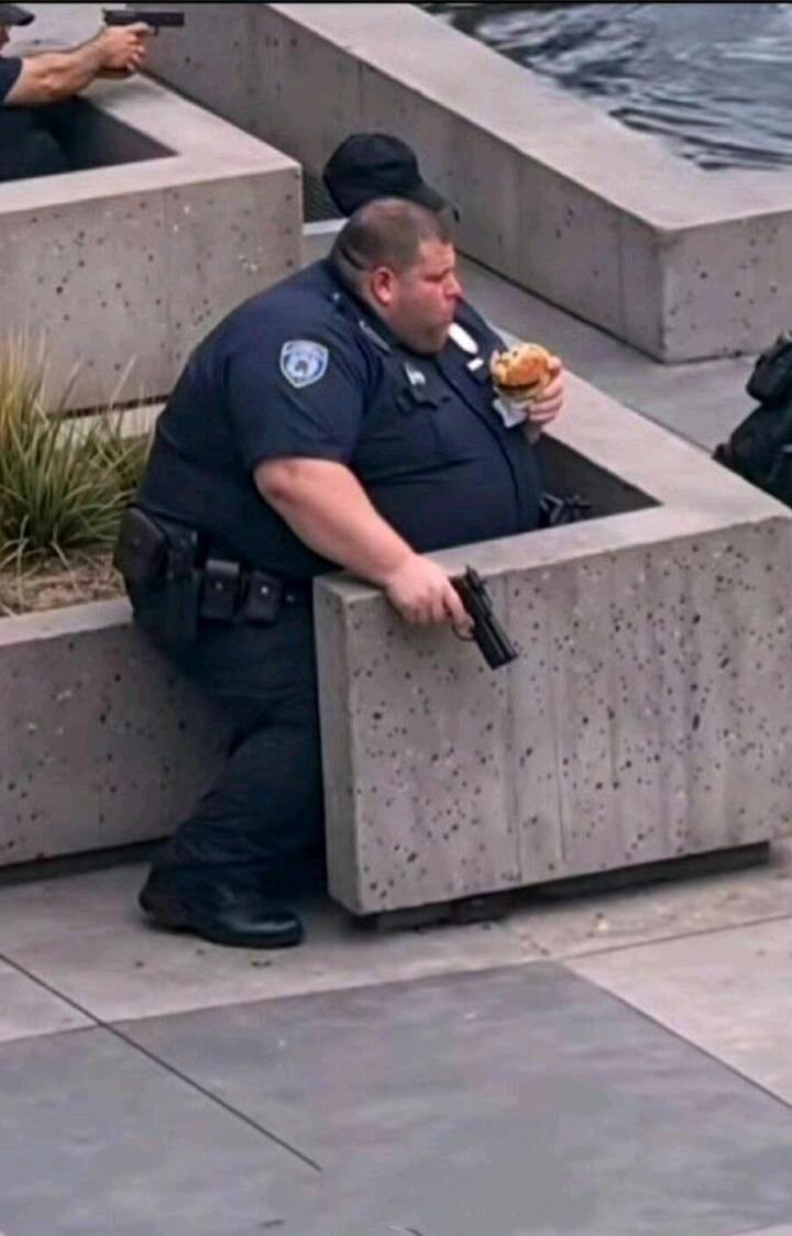 这样的警察天生防弹，一枪打去，子弹穿过他的脂肪层需要三天！[捂脸]