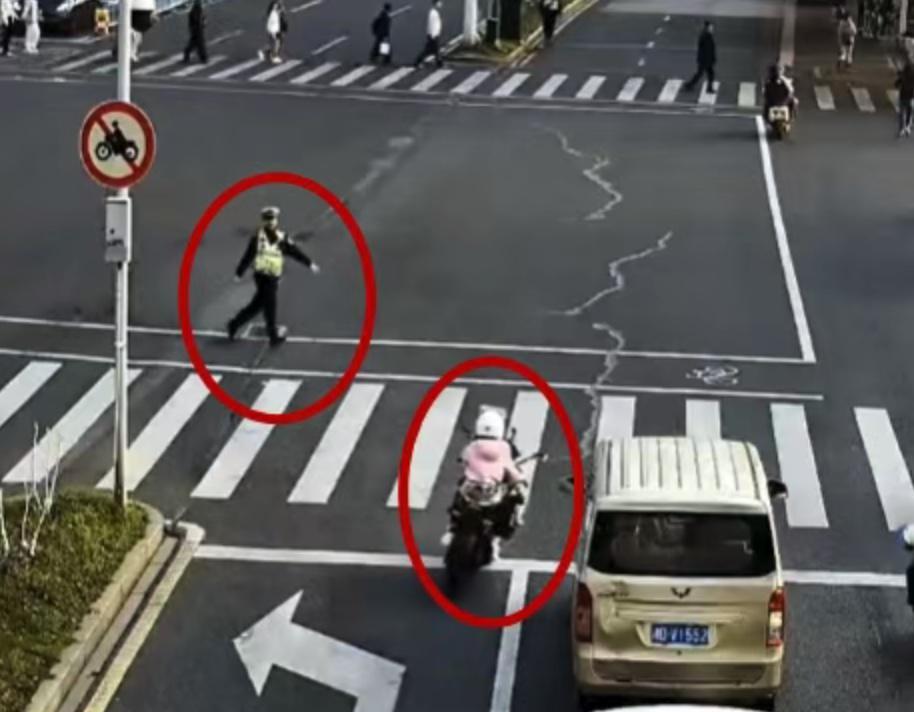 近日，湖南长沙一女子骑摩托闯禁区，连闯三个红灯逃避交警检查，还嚣张地把全过程拍成