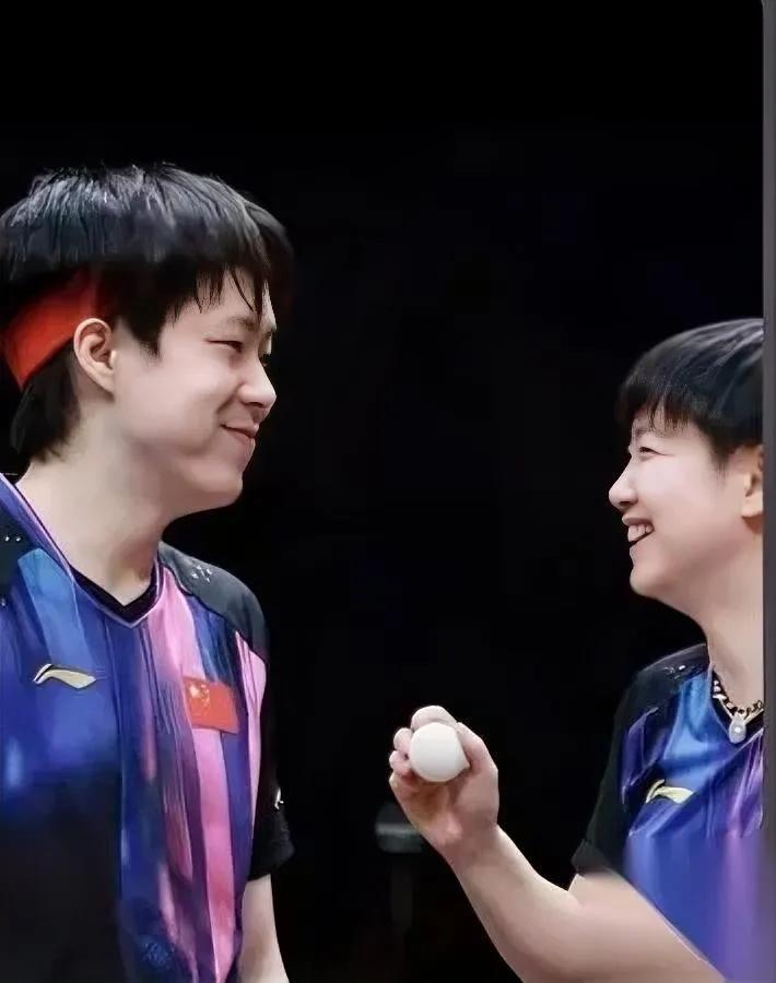 这下该闭麦了吧？

WTT这波“椅子比观众多”的操作，

直接把“比赛不需要人”