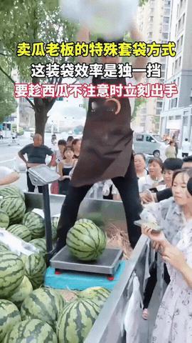 卖瓜老板“偷袭”式套袋，西瓜：我大意了啊！
 
家人们谁懂啊！街边水果摊卖西瓜都