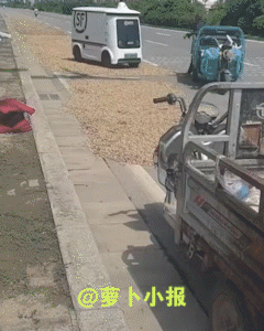 无人车在人情世故这方面，显然是还不得行啊，招惹谁不好非得招惹老太太。
网友近日发