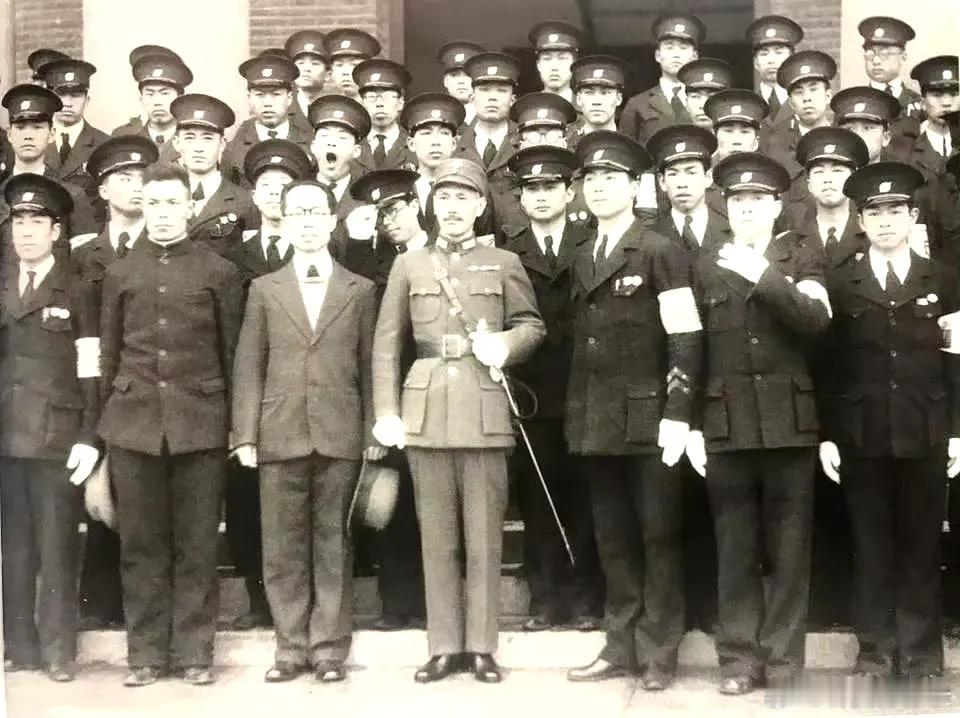 1937年2月，老蒋在南京陆军军官学校和学员们的留影，老蒋左上的学员昨晚没睡好吗