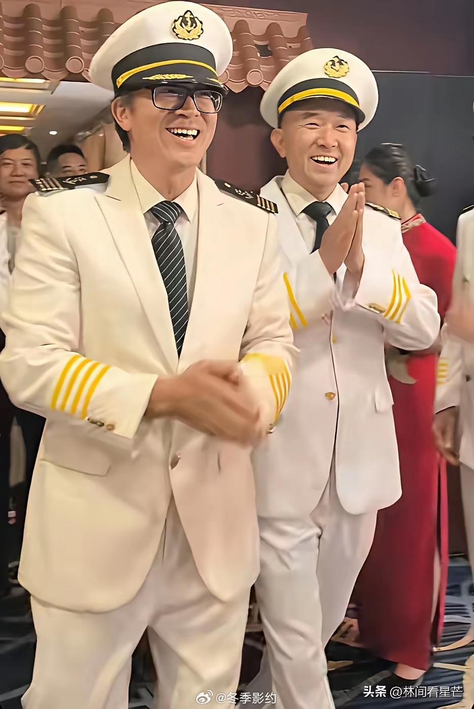 陈行甲真不愧是在体制单位里呆过的，和老俞一起出席三峡之行，又是安排老俞穿着船员礼