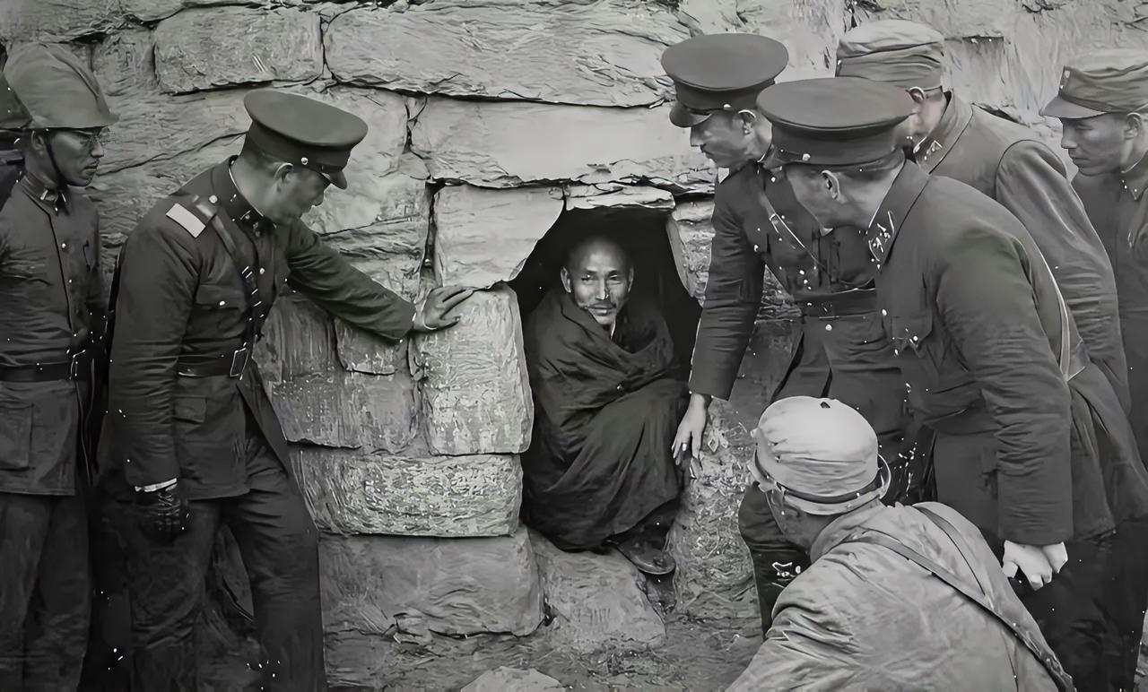 这是蒋介石狼狈和尴尬的时刻，这是蒋介石打内战、不抗日的“逼蒋抗日”。
这是193