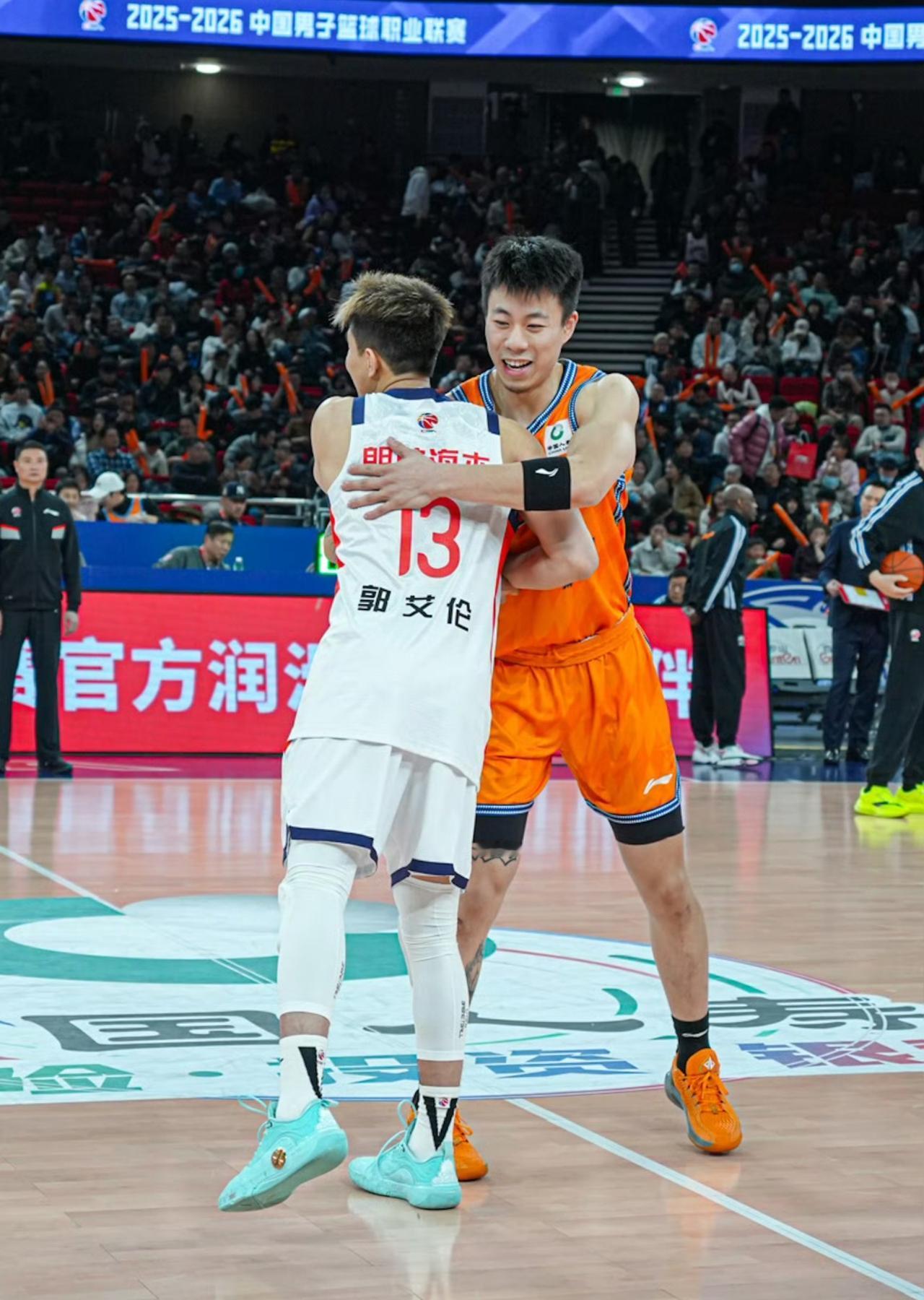 郭艾伦和张镇麟，弗格拥抱！

他们曾经在辽宁男篮并肩作战，克服各种困难，直面各种