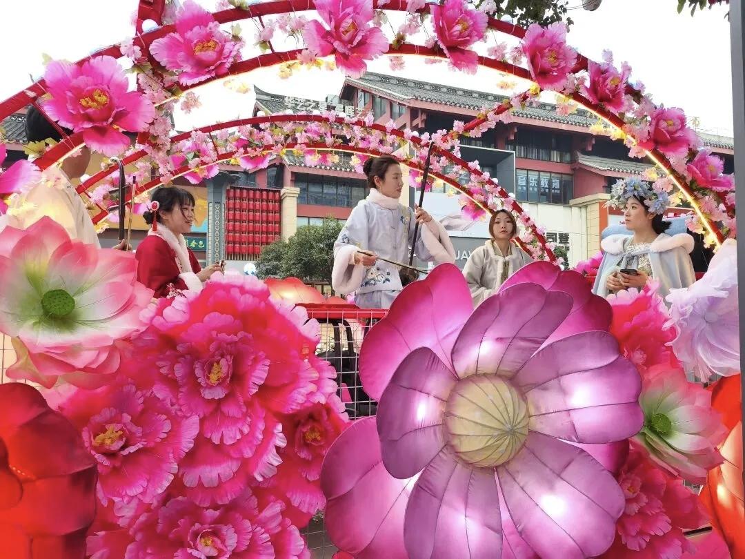 你今年春节的花费多吗大概花费1万多，光压岁钱就花了8000元，收回来0元；我家孩