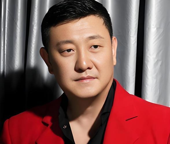 深藏不露！58岁韩磊携妻子回乡赴宴，一个敬酒细节暴露真实人品
 
韩磊回老家内蒙