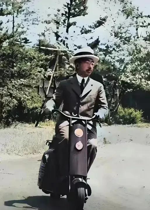 1948年，日本第124代天皇裕仁天皇，正骑着一辆美国人送给他电动车，在室外闲逛