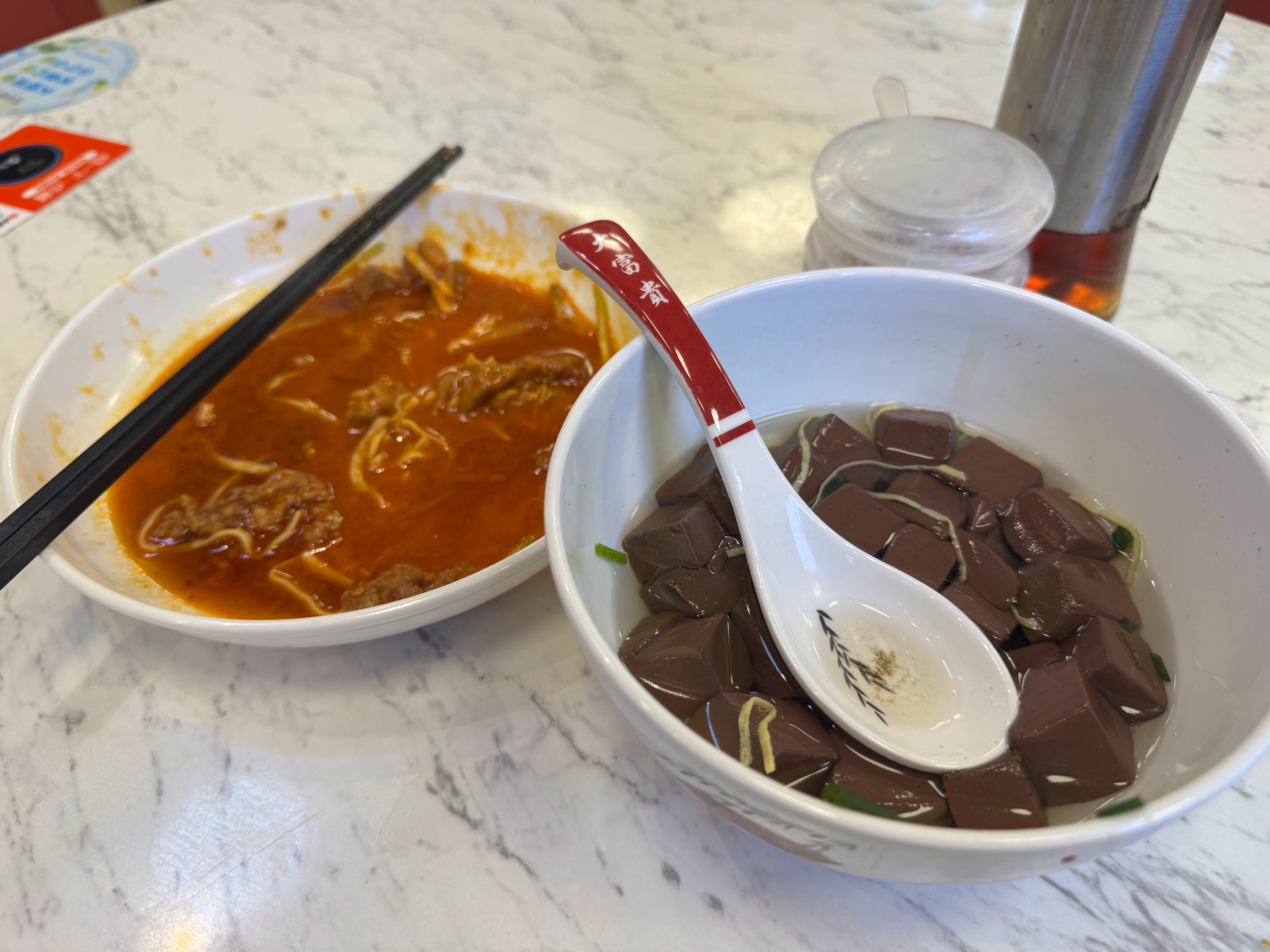上海人才懂的夏天午饭顶配一碗鸡鸭血汤 + 一份辣肉冷面很多老上海连锁店都没了但大