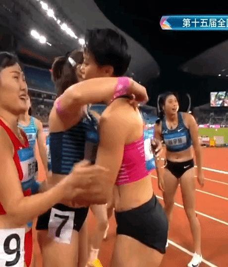 吴艳妮和刘景扬，是中国女子短跨赛道上的老对手，也是互相抬举的朋友。2021全运会