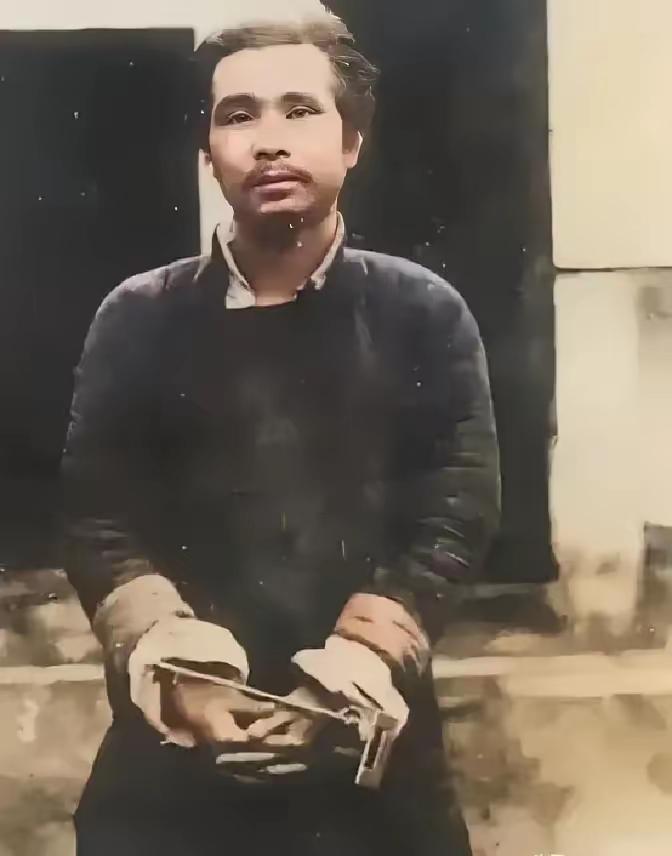 看到这张照片时，他的家人都泪目了！这是1935年临刑前，家人买通狱卒，请人给他拍