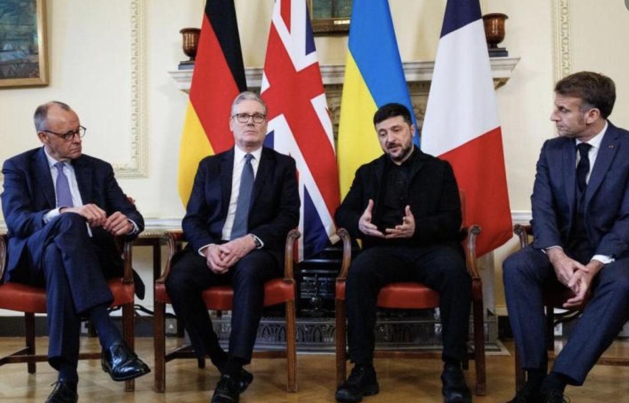 泽连斯基抵英寻求欧洲团结！特朗普刚批他“没看和平方案”，马克龙就喊话：欧洲手握很