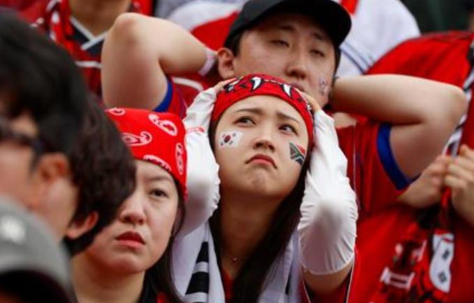 韩国队被淘汰，在韩国引发4大连锁反应：

开局形势一片大好，手握出线主动权，结果