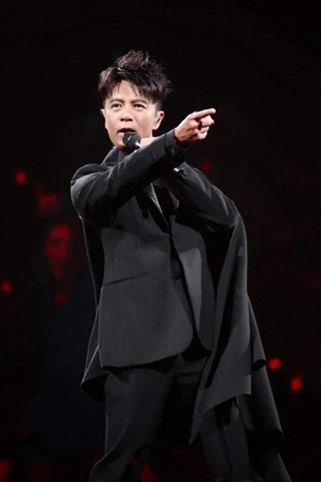 六十三岁仍旧敢全开麦唱那一首秒针，李克勤凭什么越老越稳当