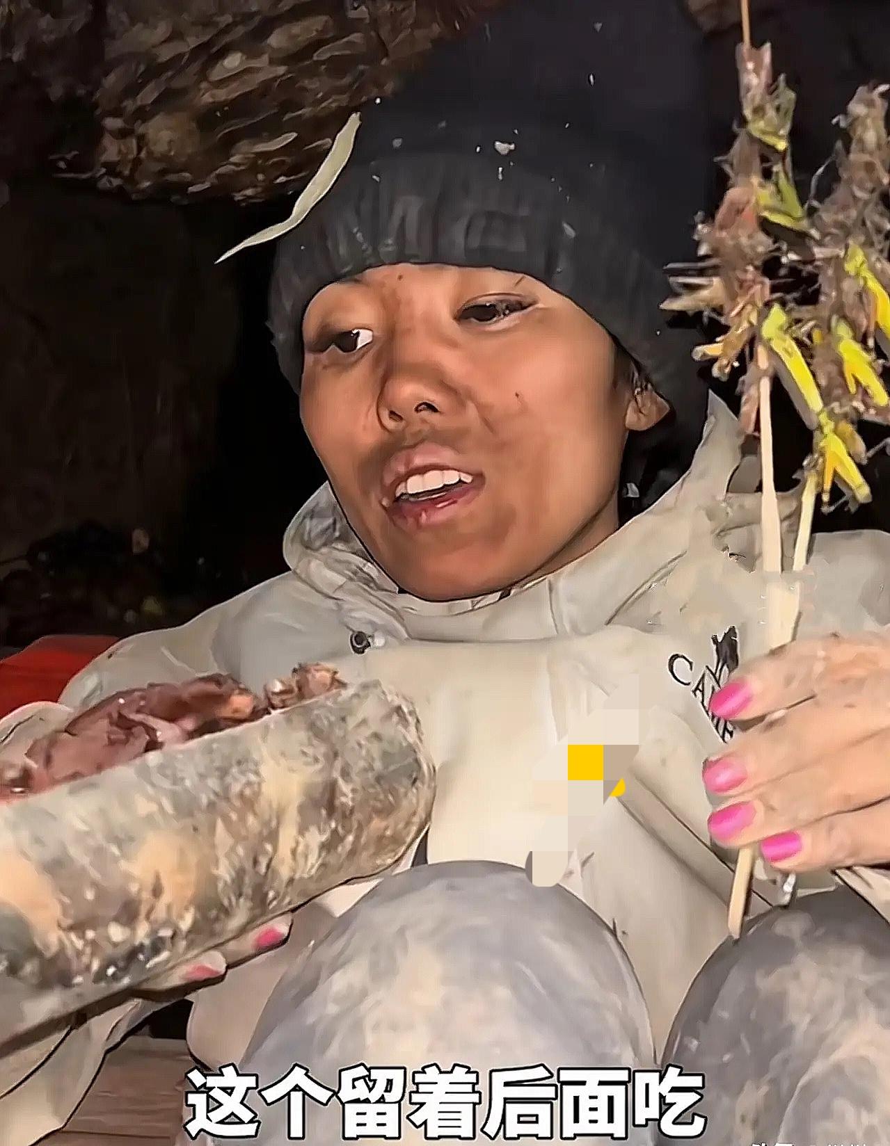 荒野求生
比赛中发现盐

一名参赛者找到盐，但不愿意告诉其他人具体位置，被队友骂