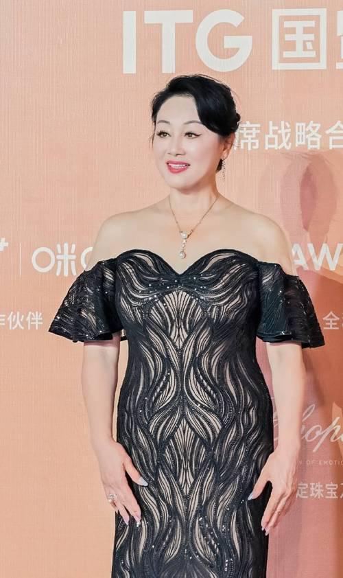 6月15日，64岁的王姬亮相《北回归线以北》北京首映礼。作为荧屏常青树的她，与一