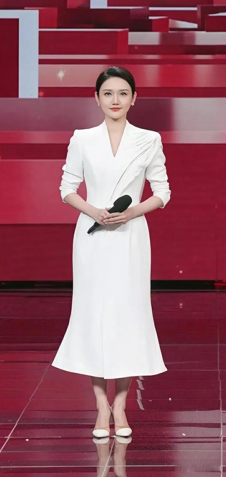 优雅白裙，闪耀红毯，尽显魅力！👗✨💃