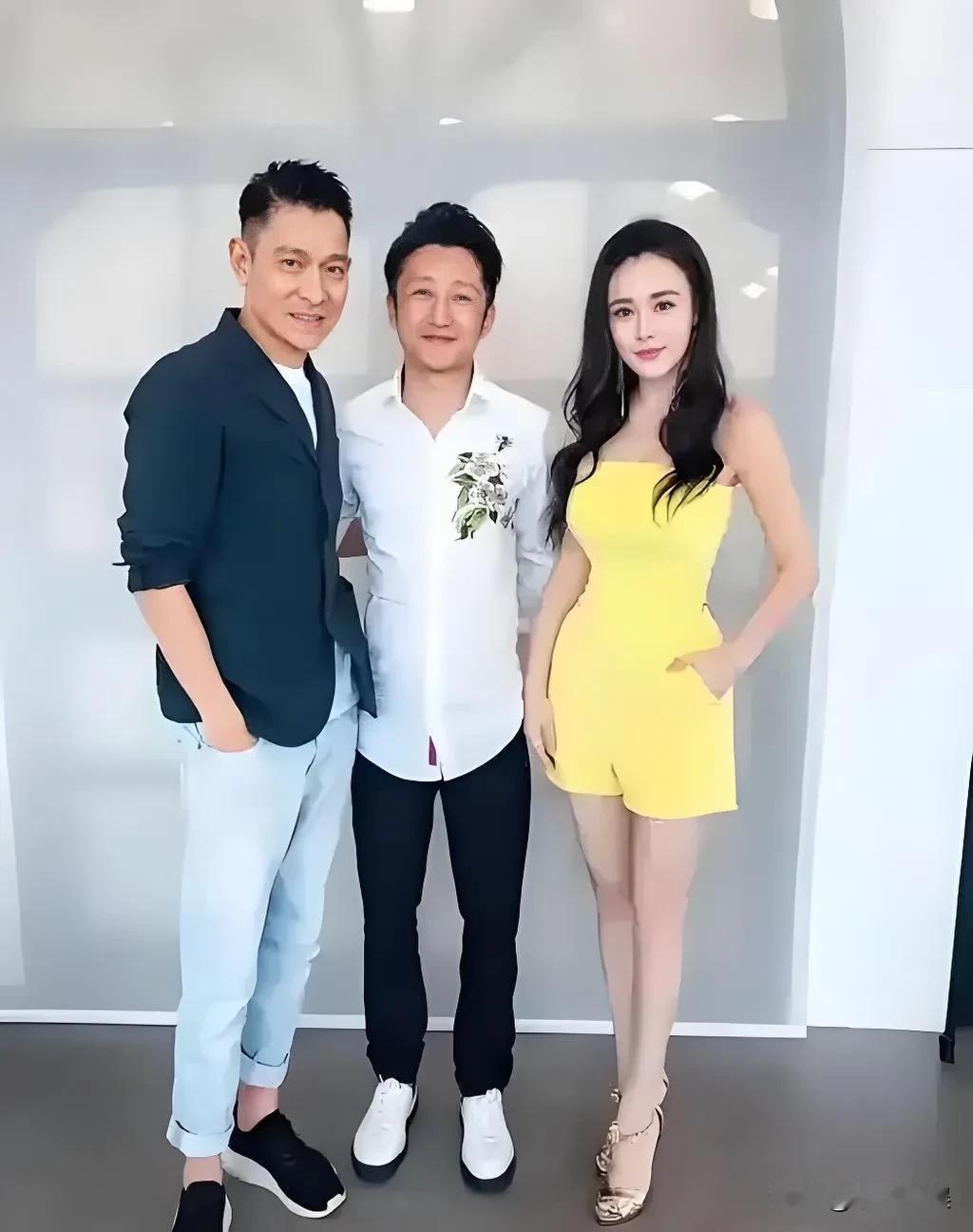 冉莹颖夫妻和刘德华同框，鞋子是重点哈，看来不管是名气大小，都有偶像包袱，都很在意