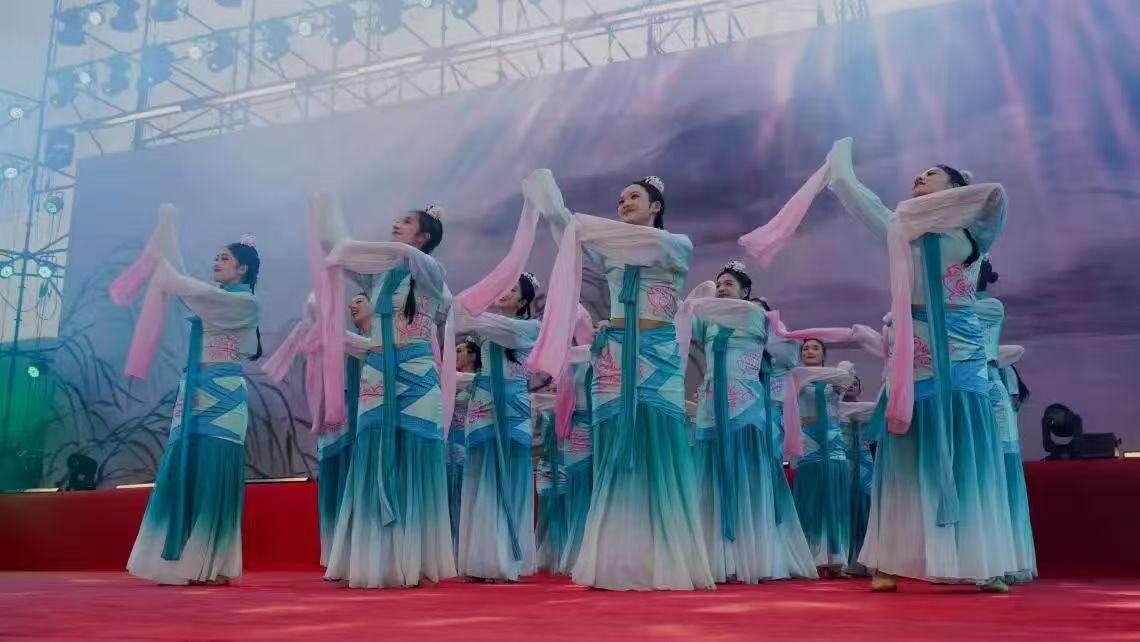 当晚开幕式震撼上演大型史诗歌舞剧《千年火魂》，剧目串联远古祭火传统、彝族千年火文