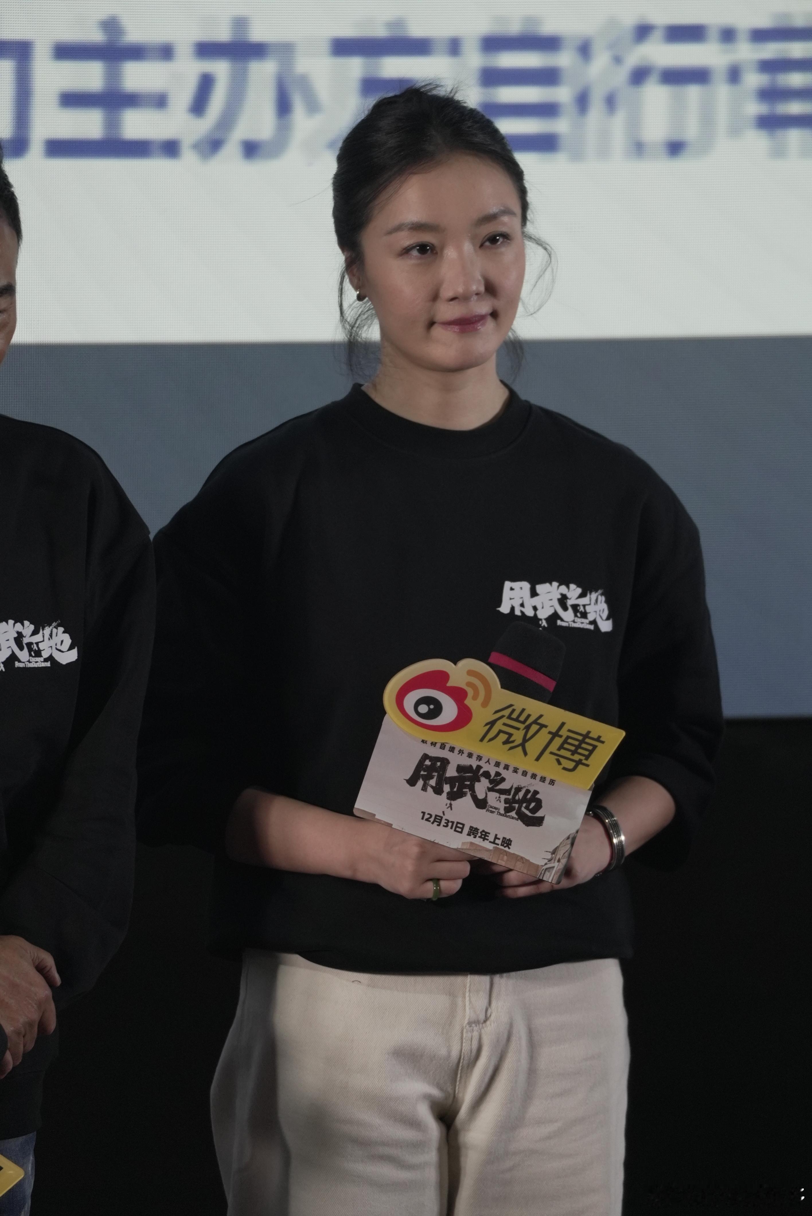 印象最深的是影片开头恐怖分子无差别的扫射袭击：上一秒还怀揣梦想、奔跑踢球的少年，